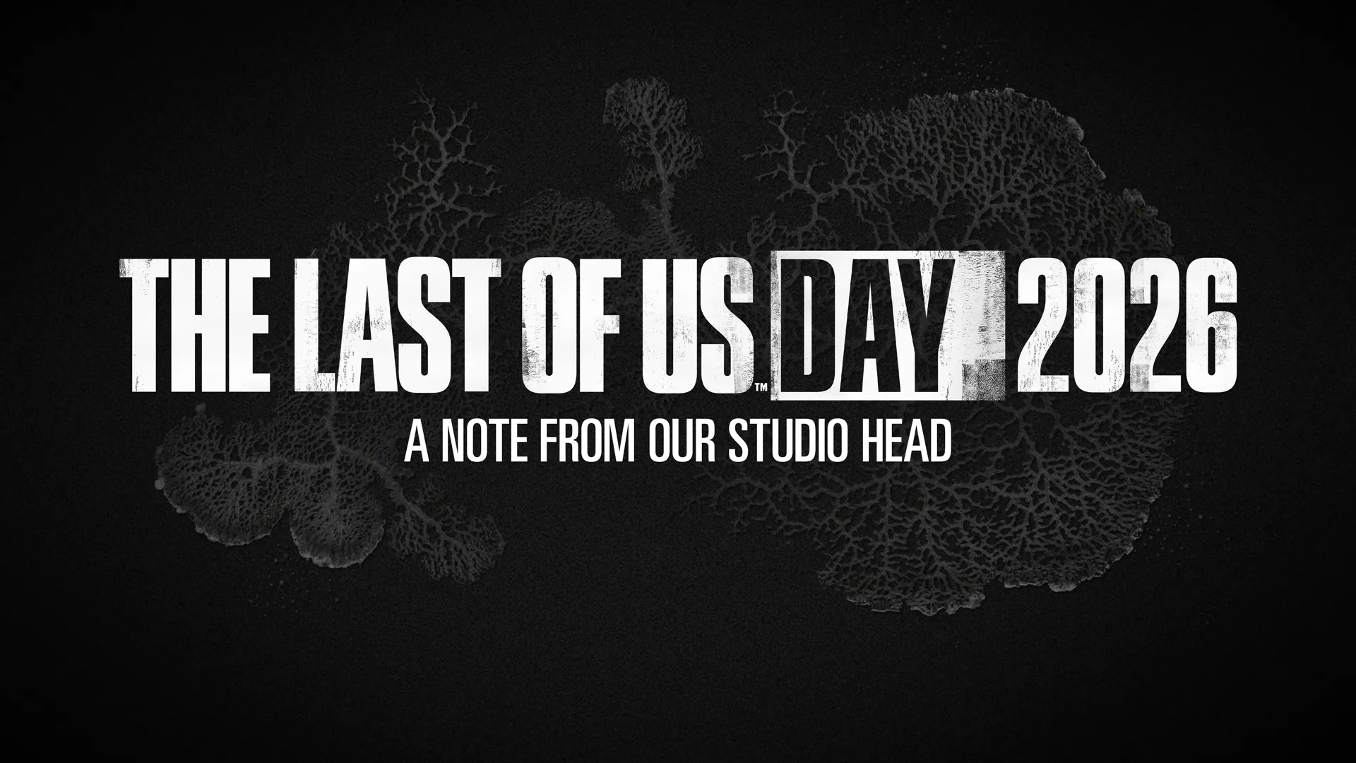 Visuel officiel « The Last of Us Day 2026 – A note from our studio head » en lettres blanches sur fond noir, entouré de motifs de champignon.